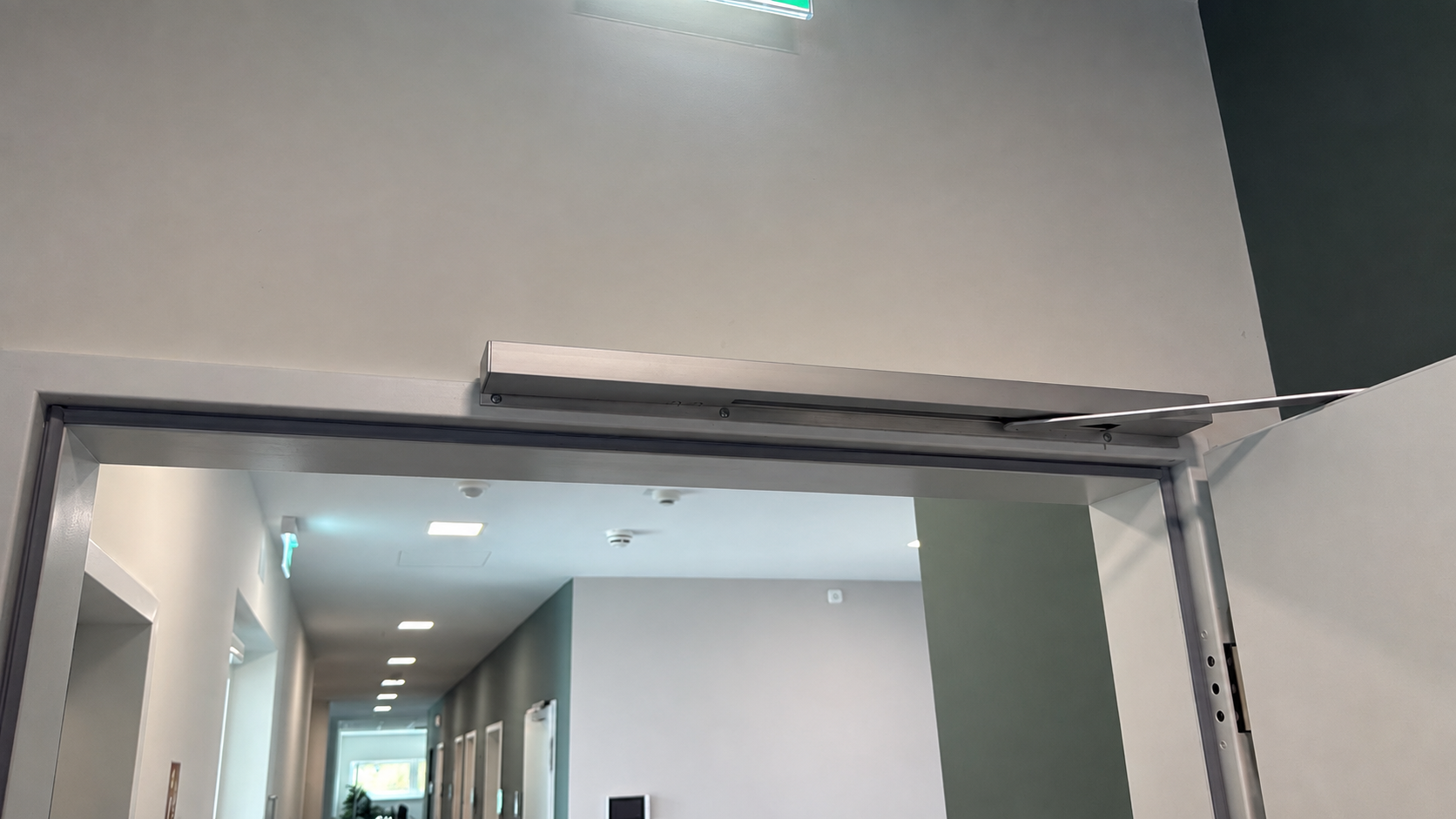 Detail der Türtechnik über einer geöffneten Tür